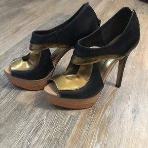 Jessica Simpson black and gold heels size 6